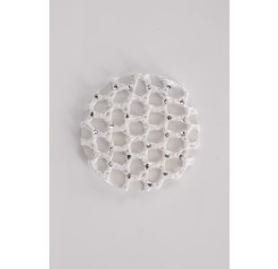 Hæklet hårnet med sten i hvid